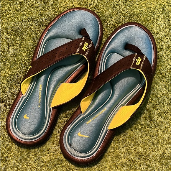 Nike Black and Yellow Sandals - Picture 1 of 2